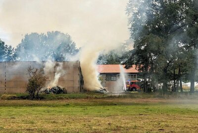 Scheune mit 1000 Strohballen steht in Flammen - Am Samstag kam es in den Mittagsstunden in Uebigau zu einem Brand in einer Scheune. Foto: xcitepress/BrLau