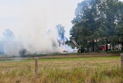 Scheune mit 1000 Strohballen steht in Flammen - Am Samstag kam es in den Mittagsstunden in Uebigau zu einem Brand in einer Scheune. Foto: xcitepress/BrLau