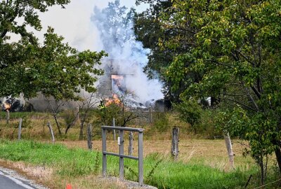 Scheune mit 1000 Strohballen steht in Flammen - Am Samstag kam es in den Mittagsstunden in Uebigau zu einem Brand in einer Scheune. Foto: xcitepress/BrLau