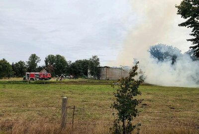 Scheune mit 1000 Strohballen steht in Flammen - Mit insgesamt 55 Einsatzkräften rückte die Feuerwehr an, um den Brand zu bekämpfen. Foto: xcitepress/BrLau