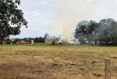 Scheune mit 1000 Strohballen steht in Flammen - Mit insgesamt 55 Einsatzkräften rückte die Feuerwehr an, um den Brand zu bekämpfen. Foto: xcitepress/BrLau