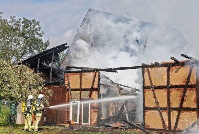 Scheunenbrand in Wiesen: Flammen drohen auf Wohnhaus überzugreifen - Am Donnerstagmorgen um 7.45 Uhr erhielt die Feuerwehr eine Meldung über einen Scheunenbrand in der Kirchberger Straße in Wiesen bei Wildenfels. Foto: Andreas Kretschel