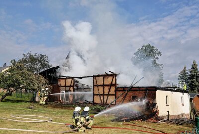 Scheunenbrand in Wiesen: Flammen drohen auf Wohnhaus überzugreifen - Am Donnerstagmorgen  erhielt die Feuerwehr eine Meldung über einen Scheunenbrand in der Kirchberger Straße in Wiesen bei Wildenfels. Foto: Andreas Kretschel