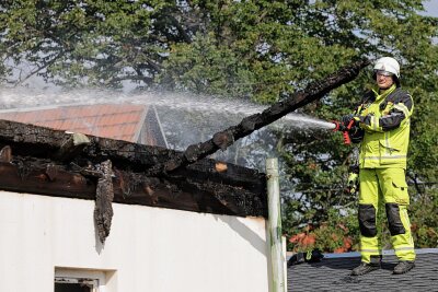 Scheunenbrand in Wiesen: Flammen drohen auf Wohnhaus überzugreifen - Am Donnerstagmorgen  erhielt die Feuerwehr eine Meldung über einen Scheunenbrand in der Kirchberger Straße in Wiesen bei Wildenfels. Foto: Andreas Kretschel