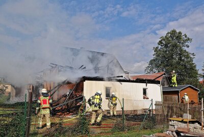 Scheunenbrand in Wiesen: Flammen drohen auf Wohnhaus überzugreifen - Beim Eintreffen der Einsatzkräfte drohten die Flammen auf ein angrenzendes Wohnhaus überzugreifen. Foto: Andreas Kretschel