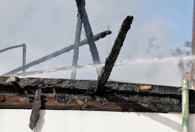 Scheunenbrand in Wiesen: Flammen drohen auf Wohnhaus überzugreifen - Beim Eintreffen der Einsatzkräfte drohten die Flammen auf ein angrenzendes Wohnhaus überzugreifen. Foto Andreas Kretschel