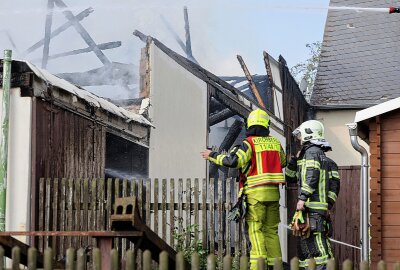 Scheunenbrand in Wiesen: Flammen drohen auf Wohnhaus überzugreifen - Beim Eintreffen der Einsatzkräfte drohten die Flammen auf ein angrenzendes Wohnhaus überzugreifen. Foto Andreas Kretschel