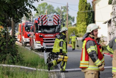 Scheunenbrand in Wiesen: Flammen drohen auf Wohnhaus überzugreifen - Im Einsatz sind 15 Fahrzeuge und 67 Kameraden. Foto: Andreas Kretschel