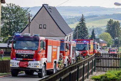 Scheunenbrand in Wiesen: Flammen drohen auf Wohnhaus überzugreifen - Im Einsatz sind 15 Fahrzeuge und 67 Kameraden. Foto: Andreas Kretschel