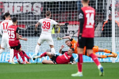 Schick krönt Leverkusens Aufholjagd mit Dreierpack - Wieder ein Gegentor für Leverkusen.