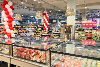 Schicker neuer Rewe in Chemnitz -  Neuer Rewe-Markt in Chemnitz lockt mit einem breiten Sortiment. Foto: Steffi Hofmann