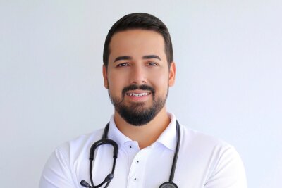 Schiefe Körperhaltung? So können wir entgegenwirken - Alexander Srokovskyi ist Physiotherapeut und Buchautor. 