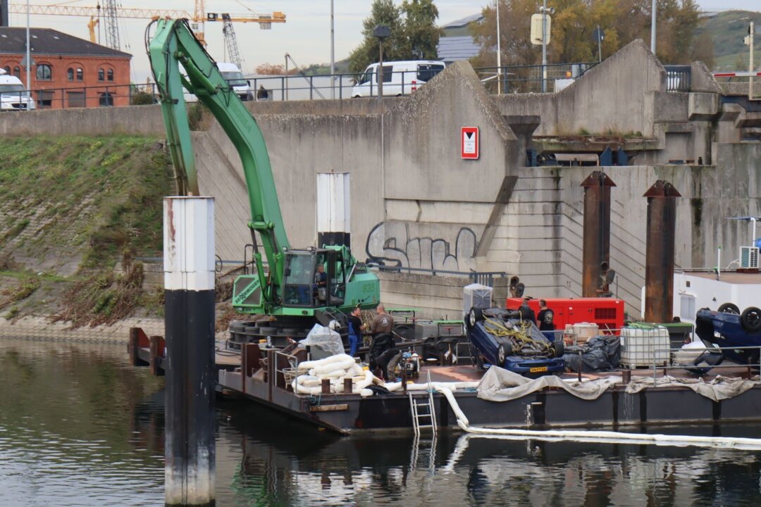 Schiff bleibt an Brücke in Mannheim hängen - Zwei Autos auf dem Schiff wurden durch den Zusammenstoß in den Industriehafen geschoben. Sie wurden später von Experten geborgen.