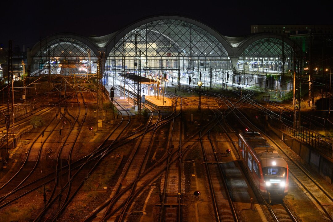 Schilder an sächsischem Bahnhof verstellt: Mann will Polizisten hereinlegen - Ein 52-Jähriger hat am Hauptbahnhof Dresden Schilder verstellt, um die Polizei hinters Licht zu führen. (Symbolbild)