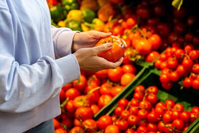 Schimmel-Obst im Supermarkt: Kündigung für Filialleiter? - Verschimmeltes Gemüse im Supermarkt? Das rechtfertigt einem Urteil zufolge nicht gleich die Kündigung des stellvertretenden Filialleiters.