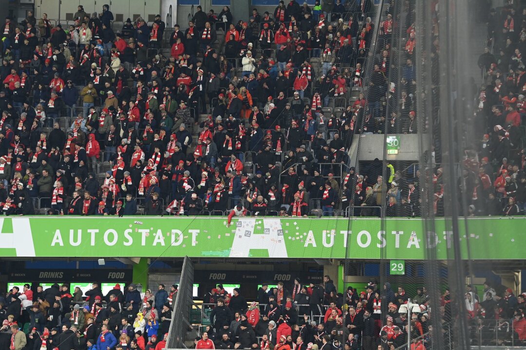 Schlägerei mit Union-Fans vor Bundesliga-Spiel in Wolfsburg - Fans von Union Berlin in Wolfsburg.