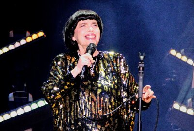 Schlagerlegende Mireille Mathieu gibt emotionales Konzert in der Stadthalle Chemnitz - Schlagerlegende Mireille Mathieu sagt Goodbye. Foto: Maik Bohn