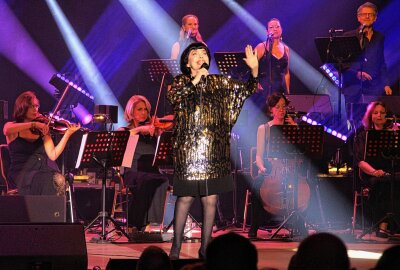 Schlagerlegende Mireille Mathieu gibt emotionales Konzert in der Stadthalle Chemnitz - Schlagerlegende Mireille Mathieu sagt Goodbye. Foto: Maik Bohn