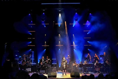 Schlagerlegende Mireille Mathieu gibt emotionales Konzert in der Stadthalle Chemnitz - Schlagerlegende Mireille Mathieu sagt Goodbye. Foto: Maik Bohn