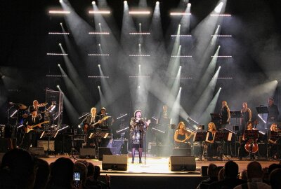 Schlagerlegende Mireille Mathieu gibt emotionales Konzert in der Stadthalle Chemnitz - 60 Jahre war Mireille Mathieu auf den Bühnen der Welt. Jetzt geht sie auf Abschiedstour. Foto: Maik Bohn