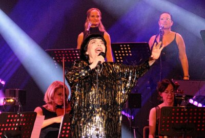 Schlagerlegende Mireille Mathieu gibt emotionales Konzert in der Stadthalle Chemnitz - 60 Jahre war Mireille Mathieu auf den Bühnen der Welt. Jetzt geht sie auf Abschiedstour. Foto: Maik Bohn