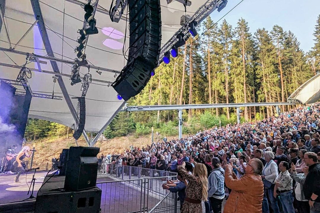 Schlagerstar Michelle singt von 1.500 Fans in Bad Elster - Michelle begeistert im Naturtheater Bad Elster vor 1.500 Fans. Foto: Anika Weber