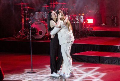 Schlagerstar Michelle singt von 1.500 Fans in Bad Elster - Sie strahlen vor Glück: Kiana (l.) und Vanessa (r.), nachdem Vanessa ihr während des Konzerts einen Heiratsantrag gemacht hat. Foto: Anika Weber