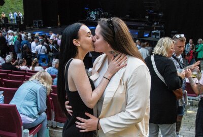 Schlagerstar Michelle singt von 1.500 Fans in Bad Elster - Kiana (l.) und Vanessa (r.), nachdem Vanessa ihr während des Konzerts einen Heiratsantrag gemacht hat. Foto: Anika Weber