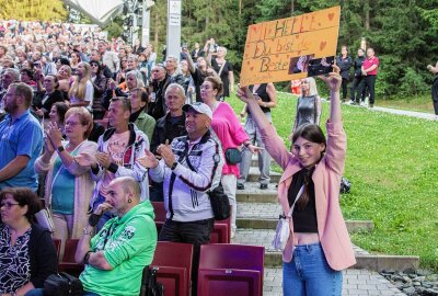 Schlagerstar Michelle singt von 1.500 Fans in Bad Elster - Ein Abend für Jung und Alt. Foto: Anika Weber