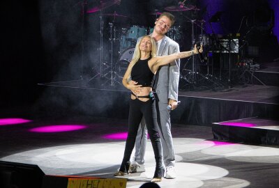 Schlagerstar Michelle singt von 1.500 Fans in Bad Elster - Gemeinsam mit ihrem Lebenspartner Eric Philippi performte Michelle Hits wie "Idiot" und "So oder So", begleitet von spürbarer Magie auf der Bühne. Foto: Anika Weber