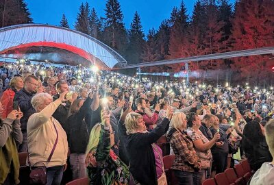 Schlagerstar Michelle singt von 1.500 Fans in Bad Elster - Michelle begeistert im Naturtheater Bad Elster vor 1.500 Fans. Foto: Anika Weber