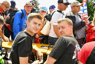 Schleizer Dreieckrennen war für einige Sachsen eine Reise wert - Da war die Welt für Lennard Göttlich (li) und Lucas Krieg noch in Ordnung. Foto: Thorsten Horn