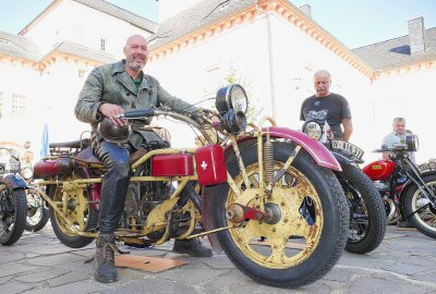 Schlösser- und Burgenfahrt begeistert weit über 200 Teilnehmer - Das längste Serienmotorrad der Welt: Marco Krauß auf seiner mehr als drei Meter langen Böhmerland. Foto: Andreas Bauer