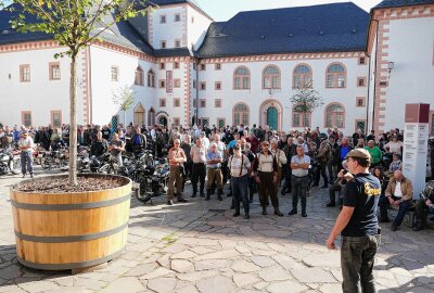 Schlösser- und Burgenfahrt begeistert weit über 200 Teilnehmer - Während der Fahrerbesprechung wurden die Routen erläutert. Foto: Andreas Bauer