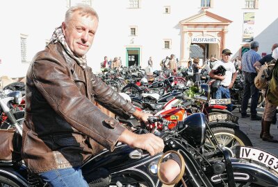 Schlösser- und Burgenfahrt begeistert weit über 200 Teilnehmer - Der Gornsdorfer Jürgen Clauß war auf einer BMW R11 unterwegs. Foto: Andreas Bauer