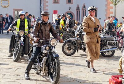 Schlösser- und Burgenfahrt begeistert weit über 200 Teilnehmer - Gegen 9.30 Uhr wurde es auf dem Schlosshof so richtig laut. Foto: Andreas Bauer