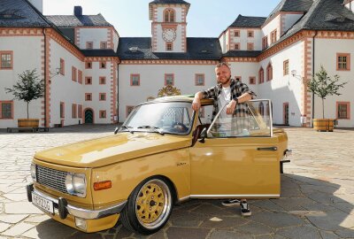 Schloss Augustusburg wird zur Bühne von großem Tuningevent - Zu den Teilnehmern wird Franz Schau aus Falkenau gehören, der seinen Wartburg (Baujahr 1982) schon mal aufpolliert. Foto: Andreas Bauer