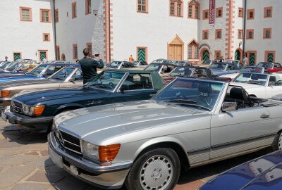 Schloss Augustusburg wird zur Bühne von großem Tuningevent - Autotreffen hat es auf dem Schloss schon einige gegeben - so wie das Mercedes-Treffen im vergangenen Jahr. Foto: Andreas Bauer