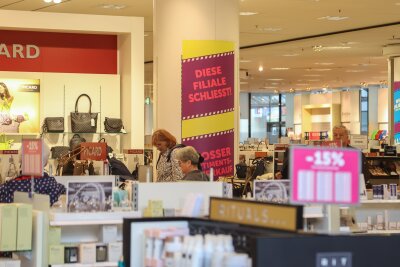 Schnäppchenjagd: Finaler Ausverkauf bei Galeria in Chemnitz gestartet - Der Ausverkauf im Chemnitzer Galeria Kaufhof hat am Montag gestartet. 