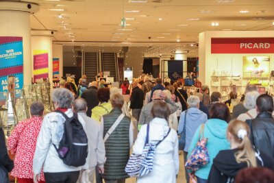 Schnäppchenjagd: Finaler Ausverkauf bei Galeria in Chemnitz gestartet - Der Ausverkauf im Chemnitzer Galeria Kaufhof hat am Montag gestartet. 