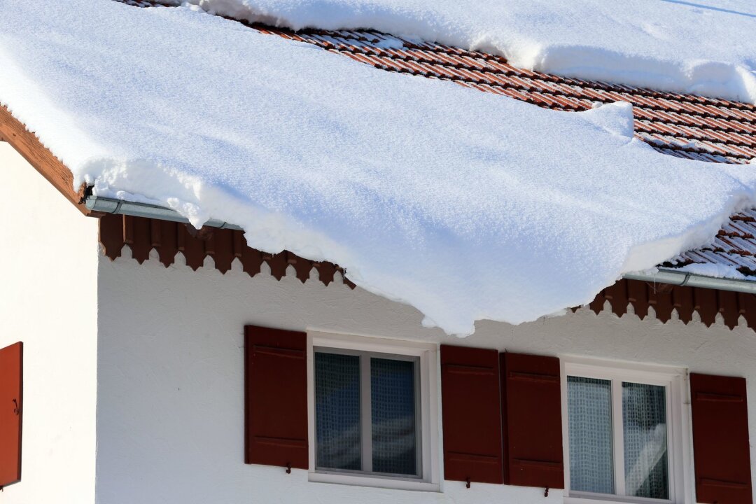 Schnee und Eis auf dem Dach - was tun? - Wird die Schneelast auf dem Dach zu schwer, kann das zum Risiko werden. Auch die Gefahr von Dachlawinen steigt.