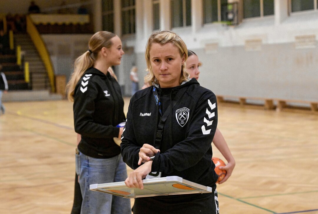 Schneeberg verliert gegen Aufsteiger Langenhessen/Crimmitschau - Die Frauen des SV Schneeberg um Trainerin Romy Kolbe (im Bild) haben sich der HSG Langenhessen/ Crimmitschau geschlagen geben müssen. Foto: Ralf Wendland