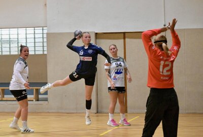 Schneeberg verliert gegen Aufsteiger Langenhessen/Crimmitschau - Die Frauen des SV Schneeberg - am Ball Nele Josephine Peter, die mit fünf Treffern beste Torschützin der Schneebergerinnen war - haben sich der HSG Langenhessen/ Crimmitschau geschlagen geben müssen. Foto: Ralf Wendland