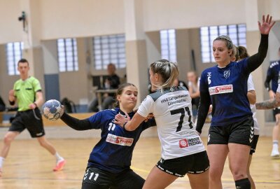 Schneeberg verliert gegen Aufsteiger Langenhessen/Crimmitschau - Die Frauen des SV Schneeberg - am Ball Justine Ach - haben sich der HSG Langenhessen/ Crimmitschau geschlagen geben müssen. Foto: Ralf Wendland