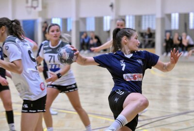 Schneeberg verliert gegen Aufsteiger Langenhessen/Crimmitschau - Die Frauen des SV Schneeberg - am Ball Melanie Martin - haben sich der HSG Langenhessen/ Crimmitschau geschlagen geben müssen. Foto: Ralf Wendland