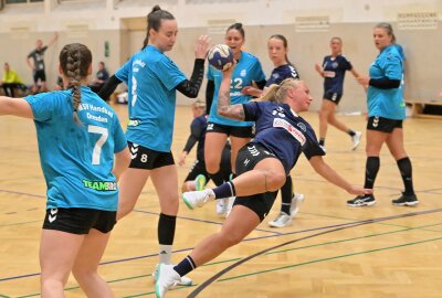 Schneeberg verliert Heimspiel gegen Aufsteiger Dresden - Die Handballerinnen des SV Schneeberg - am Ball Linda Leonhardt - haben sich Dresden geschlagen geben müssen. Foto: Ramona Schwabe