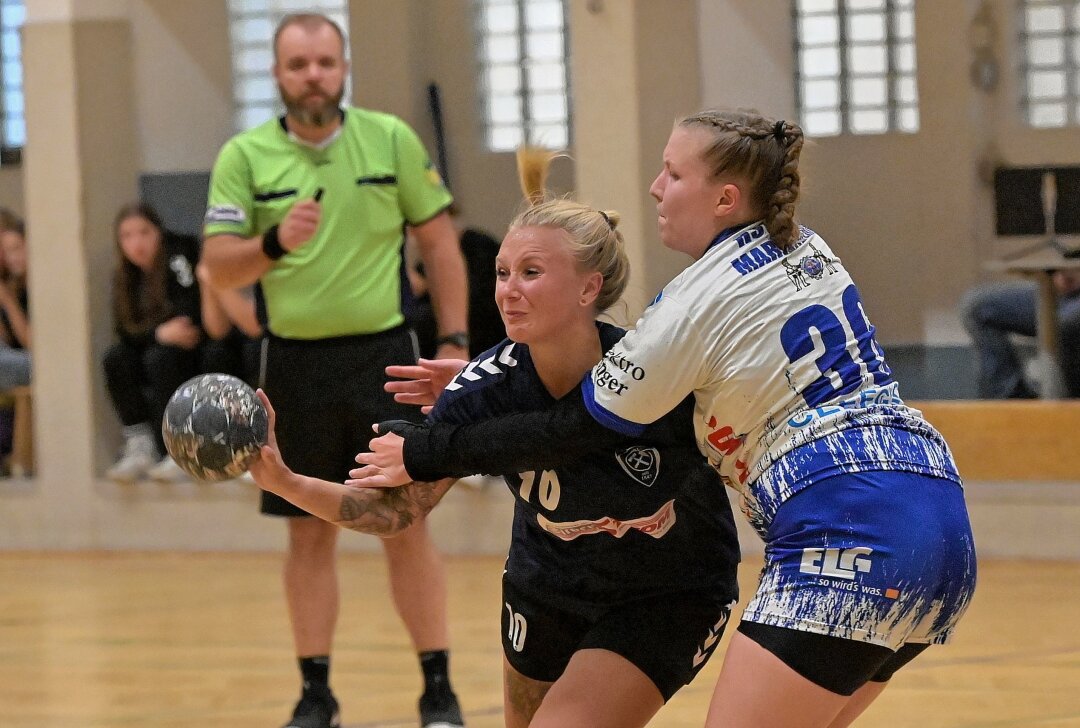 Schneeberg verliert im Erzgebirgsderby den Mut - Die Handballerinnen des SV Schneeberg - am Ball Linda Leonhardt - haben sich Marienberg geschlagen geben müssen. Foto: Ramona Schwabe