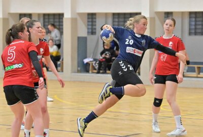 Schneeberger Handballerinnen sind vorzeitig Sachsenmeister - Die Schneeberger Handballerinnen - am Ball Romy Kolbe - haben den Sachsenmeister-Titel perfekt gemacht mit dem Heimsieg gegen Chemnitz. Foto: Ramona Schwabe