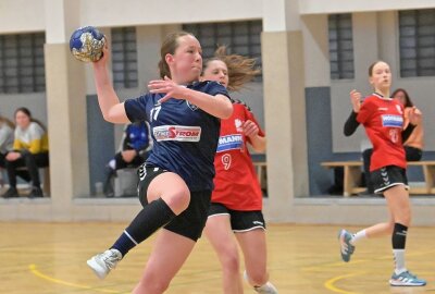 Schneeberger Handballerinnen sind vorzeitig Sachsenmeister - Die Schneeberger Handballerinnen - am Ball Celine Kister - haben den Sachsenmeister-Titel perfekt gemacht mit dem Heimsieg gegen Chemnitz. Foto: Ramona Schwabe