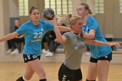 Schneebergerinnen müssen gegen Tabellenführer passen - Die Schneebergerinnen - am Ball Denise Meyer  -  haben sich Dresden geschlagen geben müssen. 